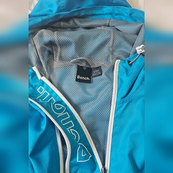 Bench Windbreaker - Picture 2 of 3